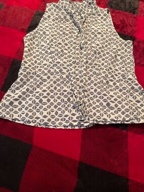 Liz Claiborne Blue and White Geometric Ruffle-Front Tank